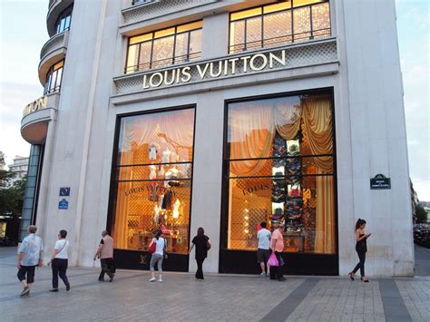 Louis Vuitton outlet in Paris